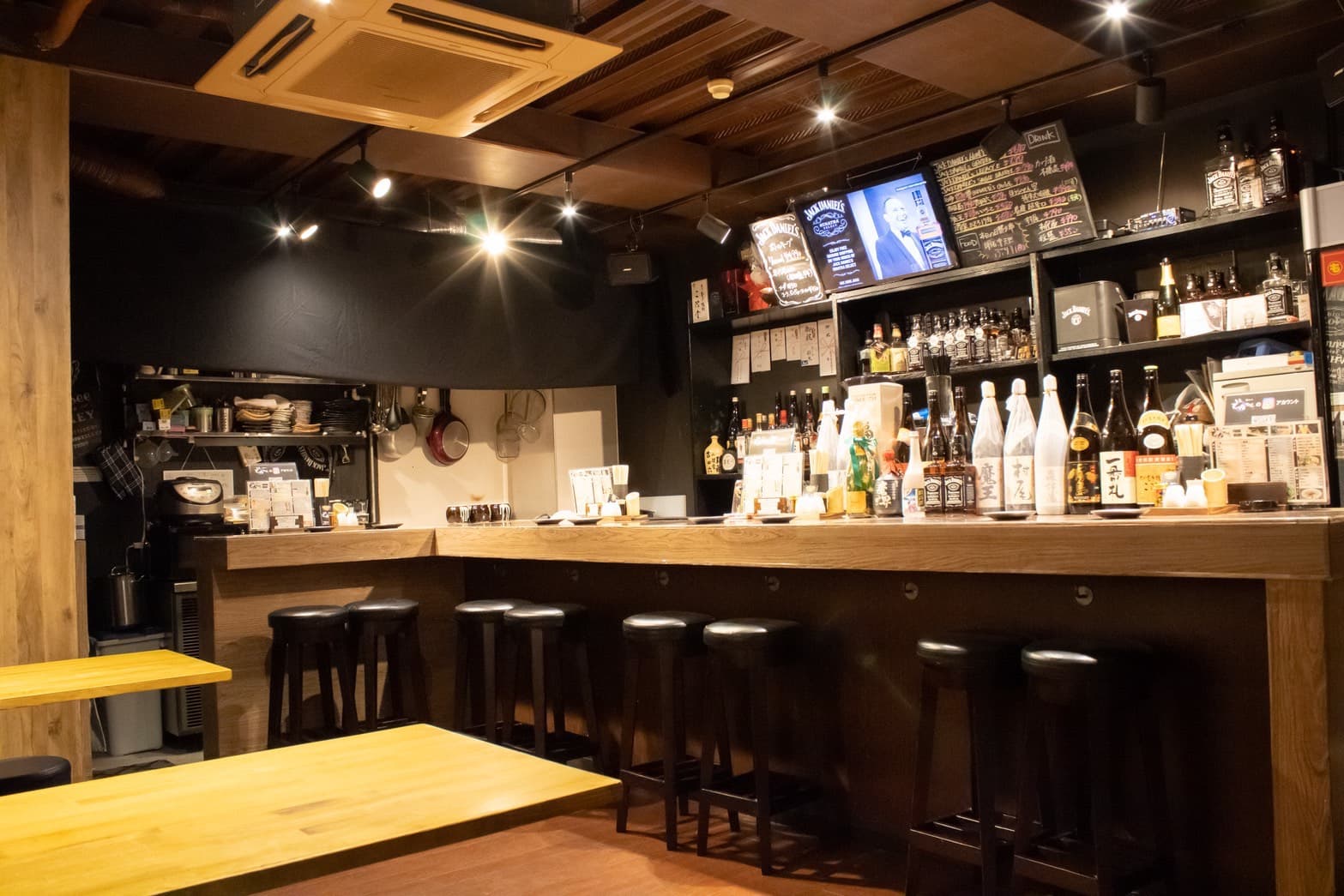 串かつ でんちゃんの店内